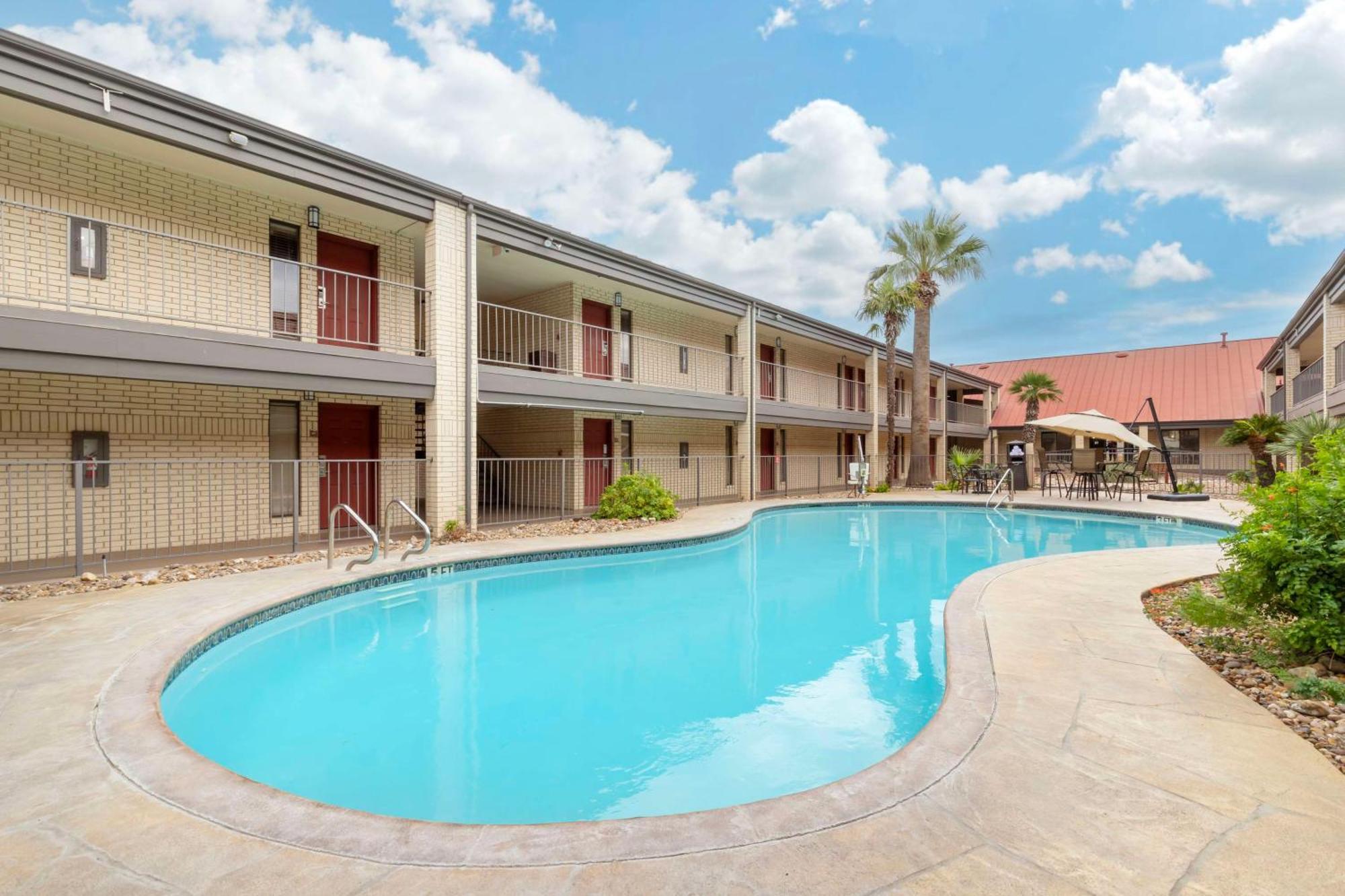 Best Western Near Lackland Afb Seaworld San Antonio Exterior photo