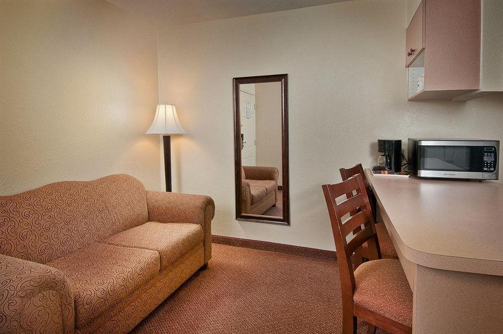 Best Western Near Lackland Afb Seaworld San Antonio Room photo